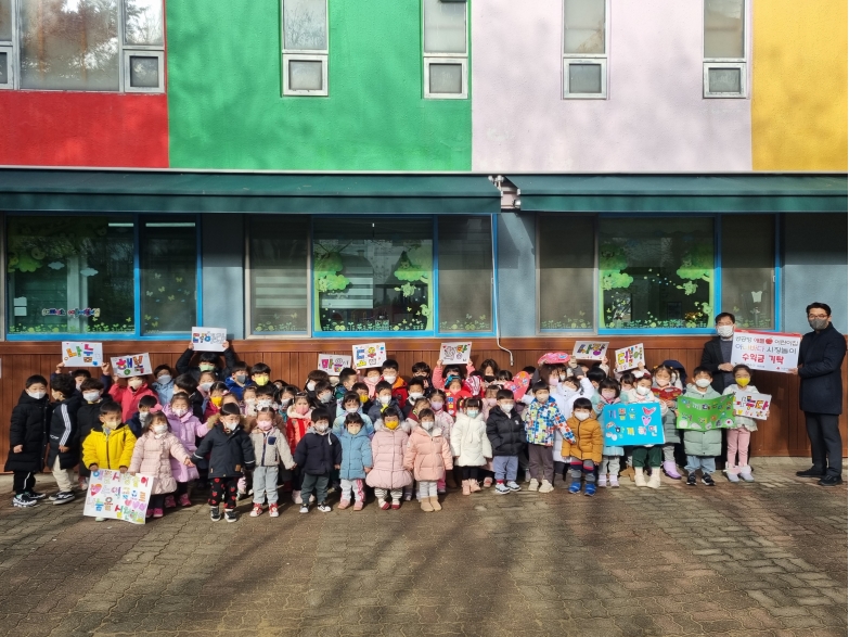 연수구 동춘2동 애플어린이집은 지난 13일 소외계층 복지사업에 유용하게 사용해 줄 것을 부탁하며 동춘2동지역사회보장협의체에 40여만원을 기부했다.