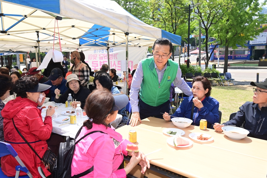 연수1동, 가정의 달 맞아 ‘어르신 경로잔치’ 개최