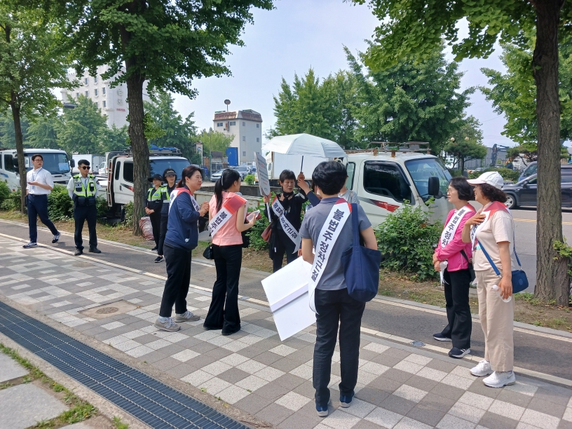 연수구는 지난 11일 불법주정차 등으로 골머리를 앓고 있는 지역 내 말소차량의 불법행위를 근절하기 위한 민관경 합동단속 및 캠페인을 실시했다