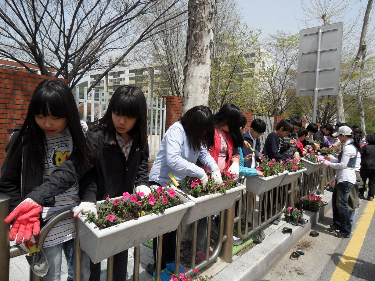 연수1동, 향기가 넘치는 학교 앞 꽃길가꾸기의 1번째 이미지