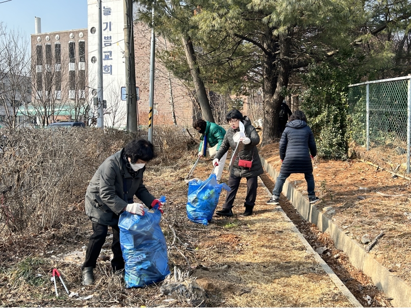 연수구 선학동 통장자율회는 지난 17일 새봄맞이 마을 대청소를 위해 ‘마을 환경정비 클린업데이’ 행사를 개최했다.