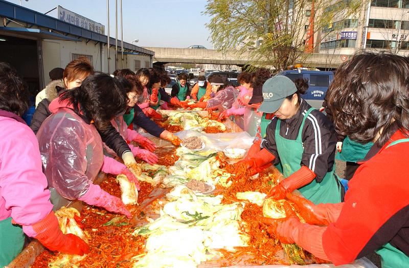 불우이웃 돕기를 위한 연수구새마을부녀회 ''사랑의 김장 담그기'' 행사의 1번째 이미지