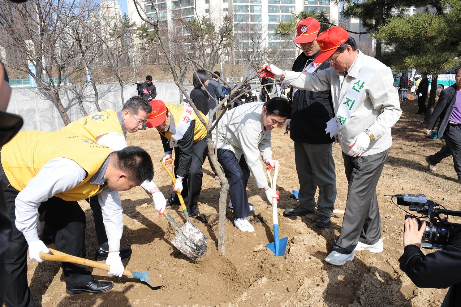 연수구, 제64회 식목일 나무심기 행사의 1번째 이미지