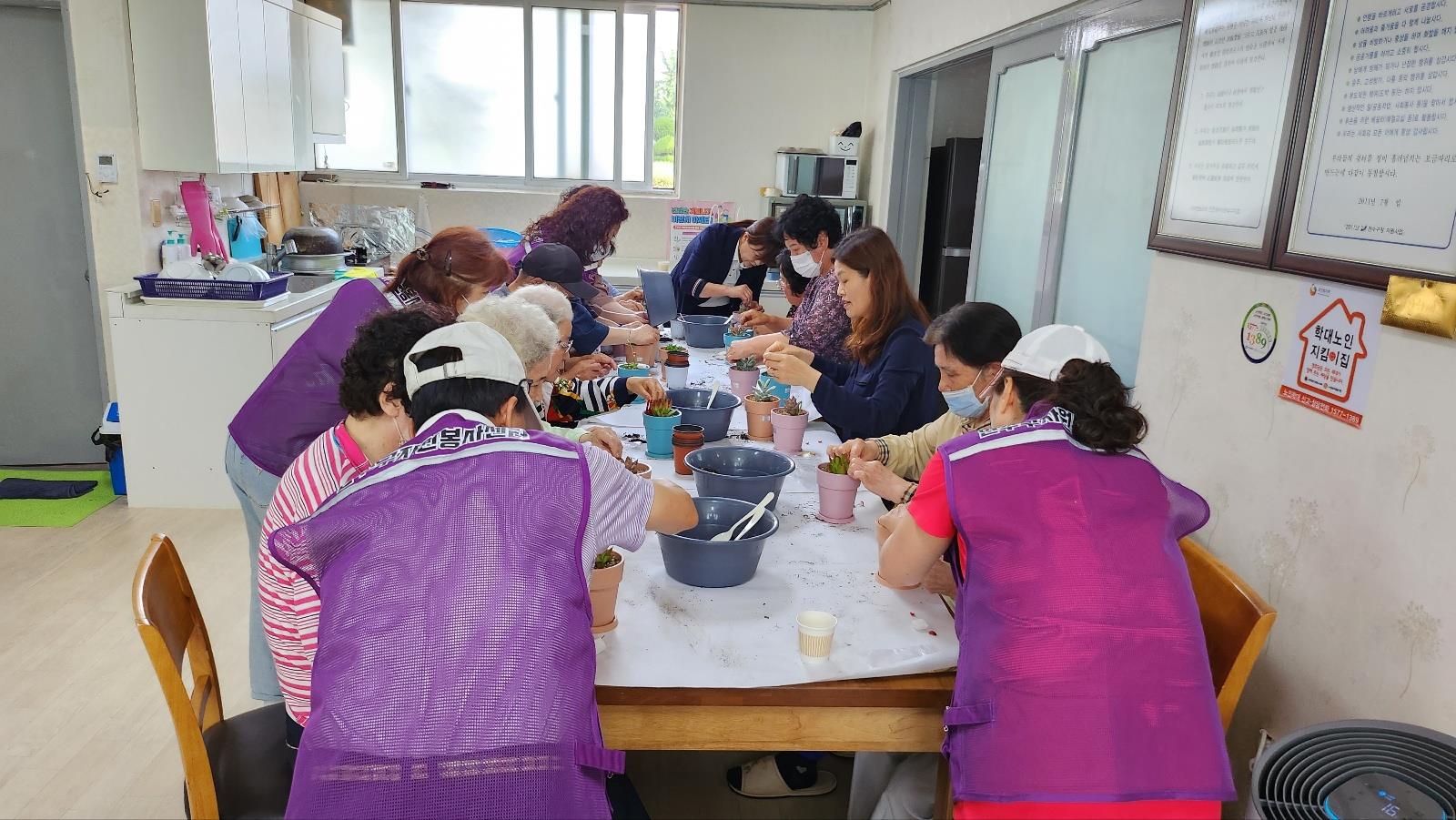 (연수구자원봉사센터) 동 거점 프로그램 - 동춘2동 아주아파트 경로당의 1번째 이미지