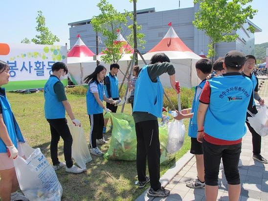 청소년봉사활동 "하자!봉사!" 5월 활동(행사장 및 선학체육관 주변 환경정화활동)의 2번째 이미지