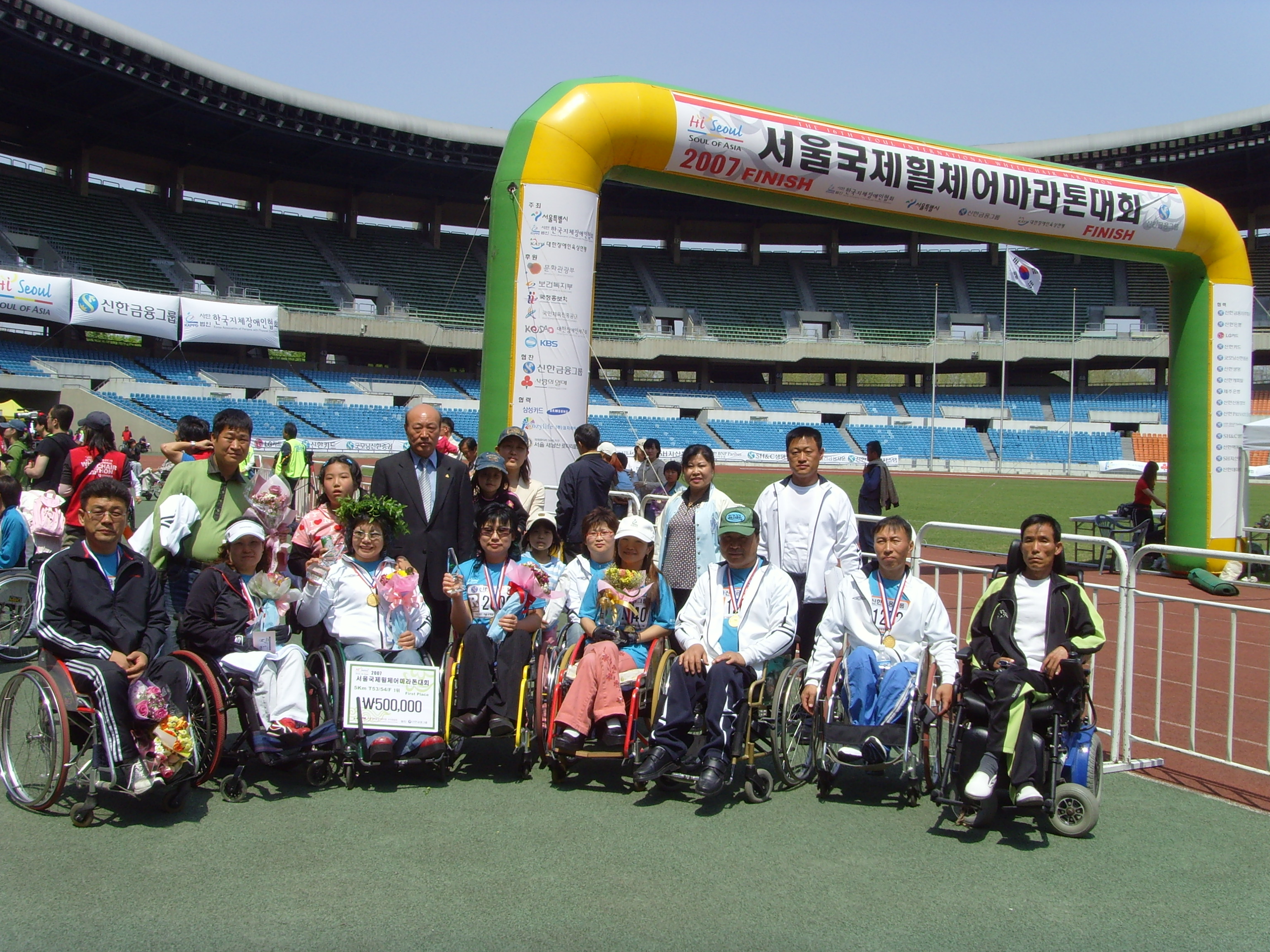 2007년 서울국제휠체어마라톤대회에서 우승하고 왔습니다.의 1번째 이미지