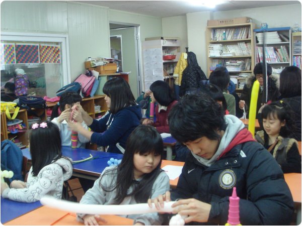 <2010년 겨울방학 청소년 자원봉사학교>풍선아트 배우기 능허대 지역아동센터 봉사활동 실시의 2번째 이미지