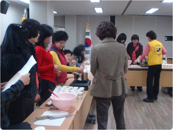 정주도우미 봉사단 월례회의 및 북한 이탈주민들과 함께 천연비누만들기 실시의 2번째 이미지